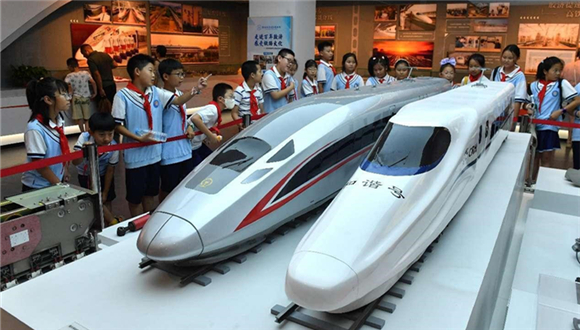 Ferrovia de alta velocidade demonstra rápida moderniza??o da ChinaO setor ferroviário da China alcan?ou um desenvolvimento extraordinário nas últimas décadas, como foi evidenciado por uma série de estatísticas impressionantes.Em uma hora, o trem-bala Fuxing viaja 350 quil?metros, tornando-se o servi?o ferroviário mais rápido do mundo. Além disso, a China está desenvolvendo um novo modelo de trem de alta velocidade CR450, que poderá operar a velocidades de 400 quil?metros por hora, mostrando forte dinamismo de inova??o.